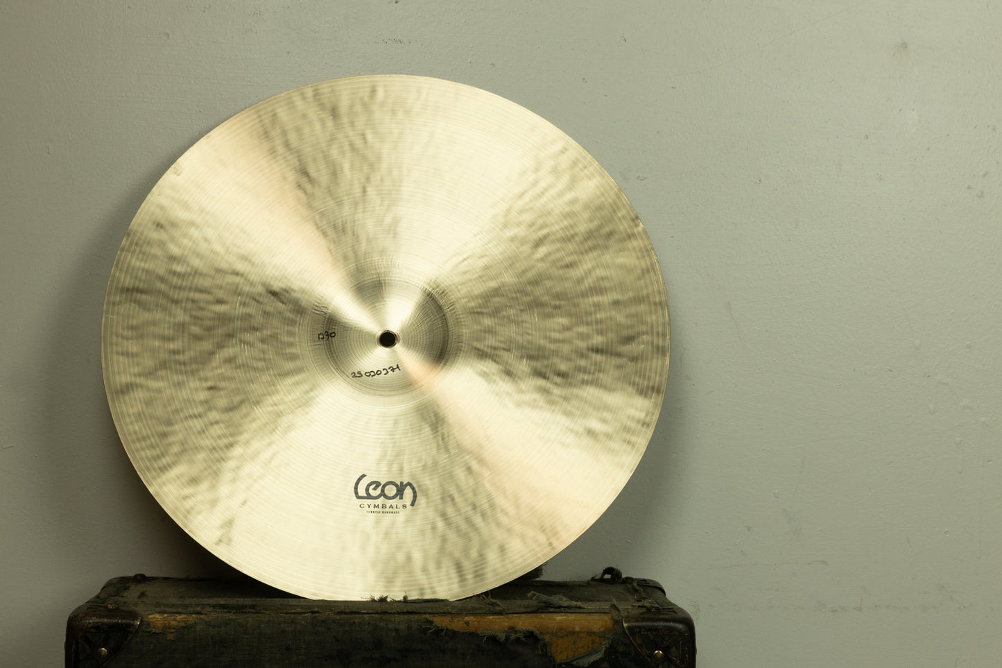 Leon 18" Vintage Medium Bell Regular Crash Cymbal 1370g