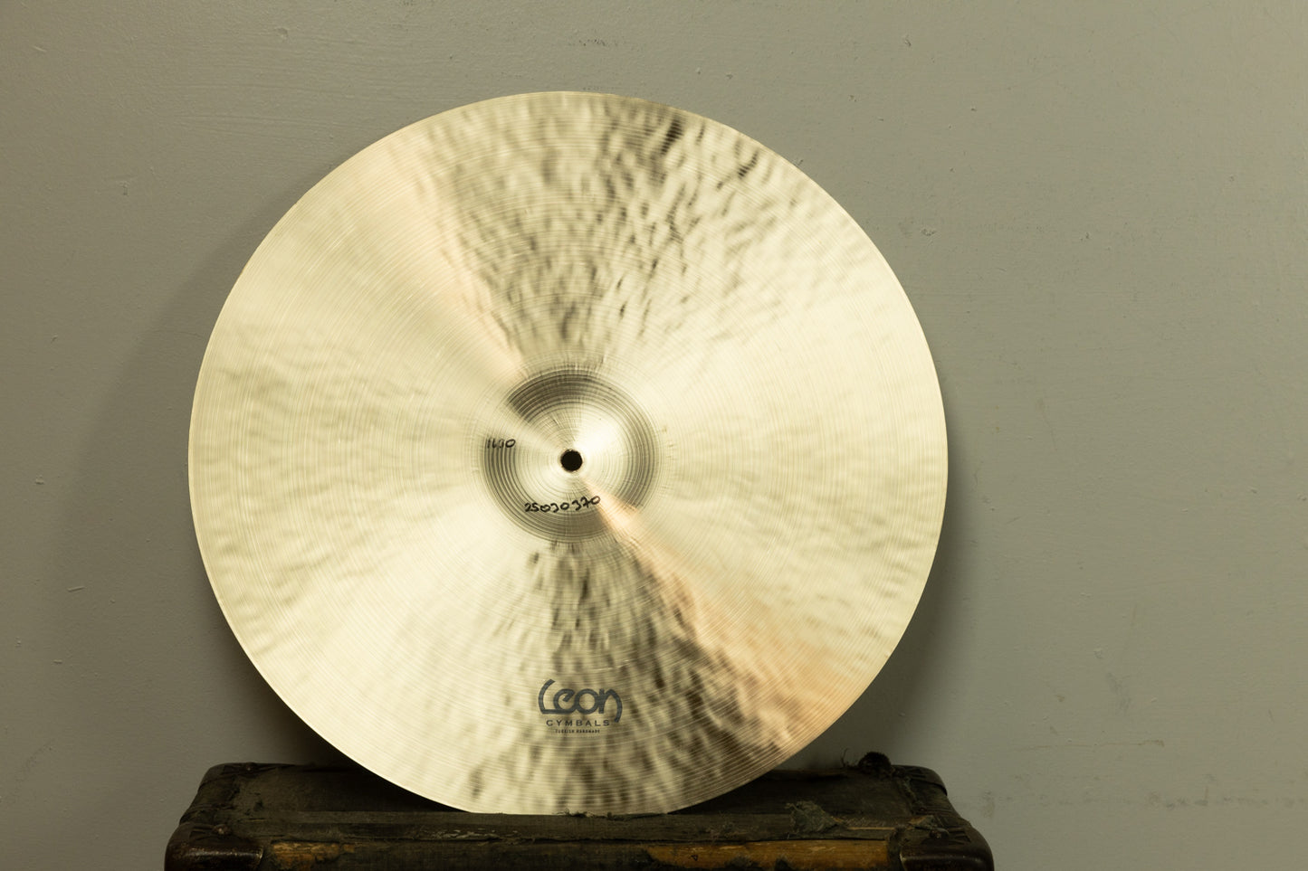 Leon 18" Vintage Medium Bell Regular Crash Cymbal 1430g